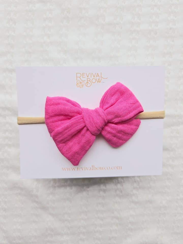 Arco pequeno amarrado à mão na faixa de cabeça • Gaze rosa quente por atacado de Revival Bow Co.