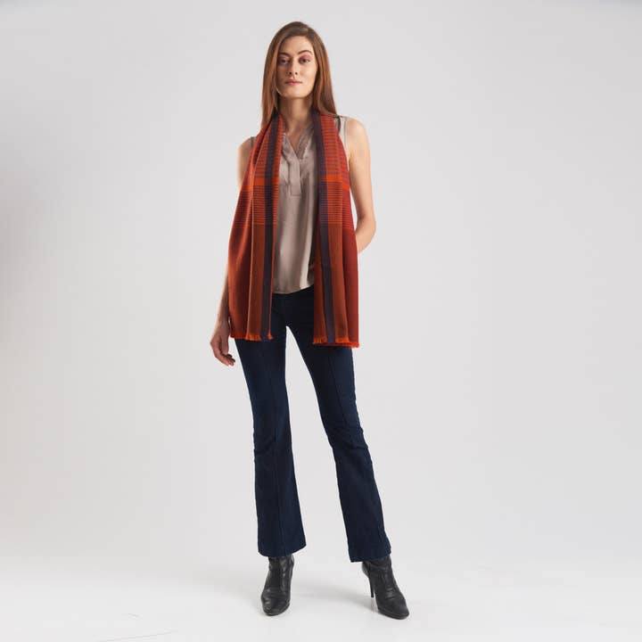 Écharpe tissée à la main en mélange de cachemire Rust Solstice pour la vente par SADHU HANDMADE NATURALS