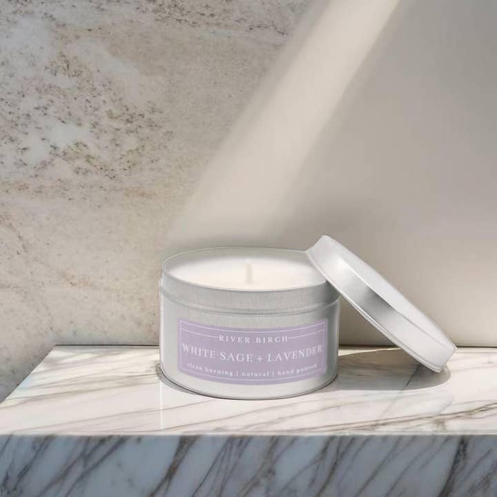 River Birch Candles – Engroshandel Rejsestearinlys – 8 oz hvid salvie lavendel - sojalys - sølv tin - neutral