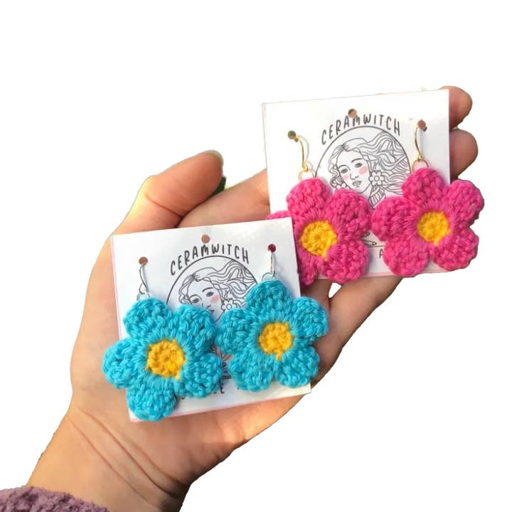 Ceramwitch – wholesale Hängande örhängen – Ljusa virkade tusensköna blomörhängen