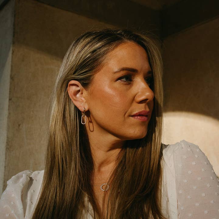 Chloe + Lois – wholesale Hoop-örhängen – Luxe Link Hoops i vit CZ9