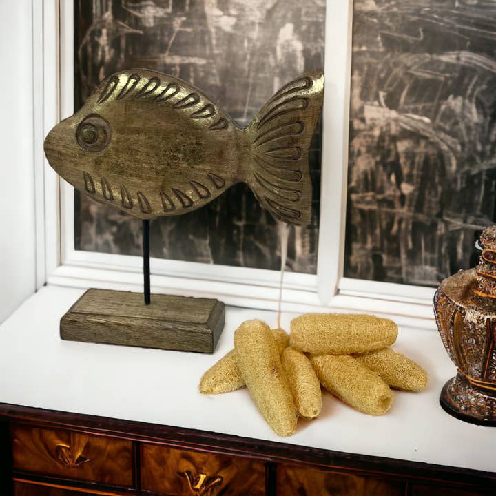 Wilco Home – Großhandel Dekofigur – Godfrey-Goldfisch-Statue aus Holz mit Aufschrift „Fish Tales“, geschnitzt2