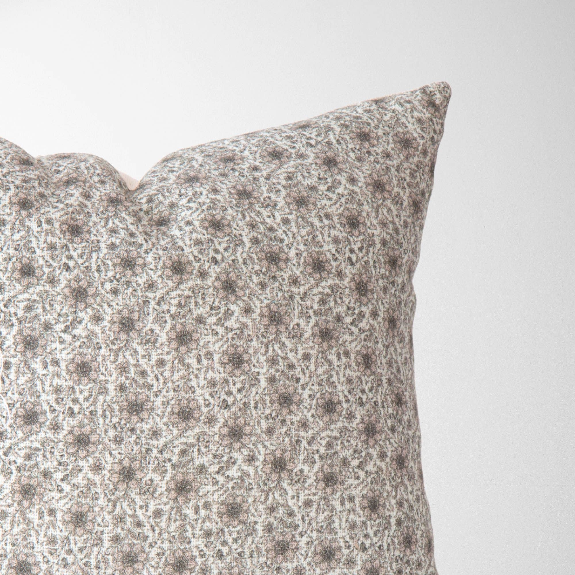 Tajik  Home  LLC – wholesale Prydnadskuddfodral – Penelope Vintage Petite Blommig Kuddfodral - Oyster7