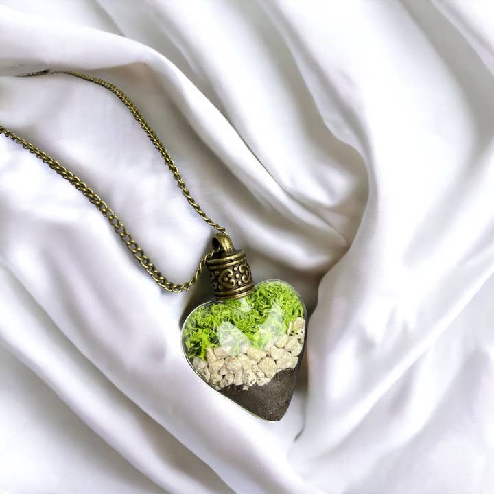 MadamLili - Venta al por mayor Collares con colgantes/abalorios - Collar vintage con terrario en forma de corazón con musgo, piedras y tierra – accesorio único para amantes de la naturaleza1