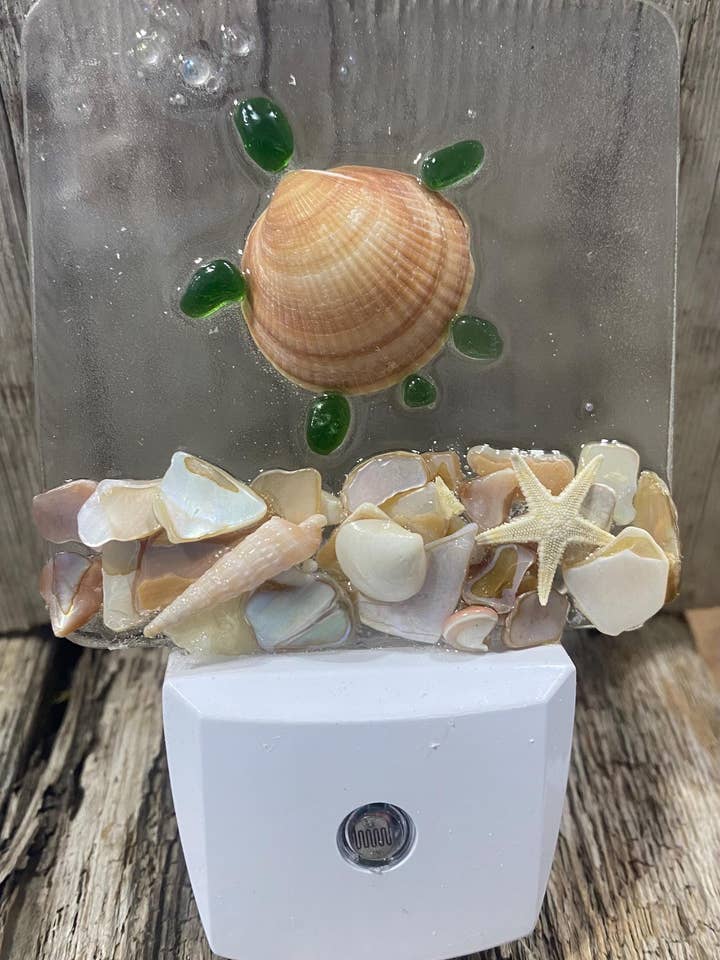 COASTAL Natlampe - SKILDPADDE, glas med skaller for engroshandel hos Sea Dreams Coastal Art