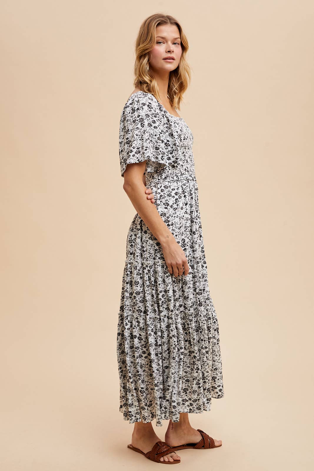 In Loom - Wholesale Jurk - Dames - GERUCHED BLOEMEN MAXI-JURK MET VIERKANTE HALSLIJN1