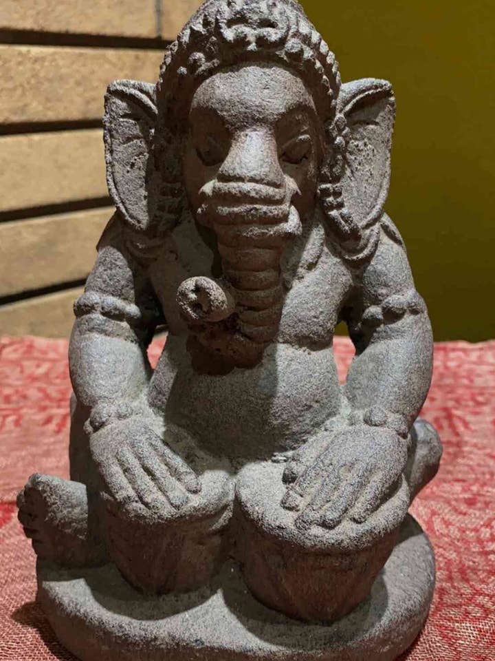 Statue de Ganesha en cendres volcaniques pour la vente par Katmandu Trading Co.