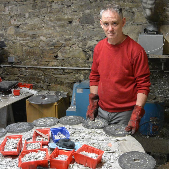 William Sturt Fine Pewter - Vendita all'ingrosso Statuette decorative - Statuetta in peltro con rana di toro, realizzata a mano da William Sturt6