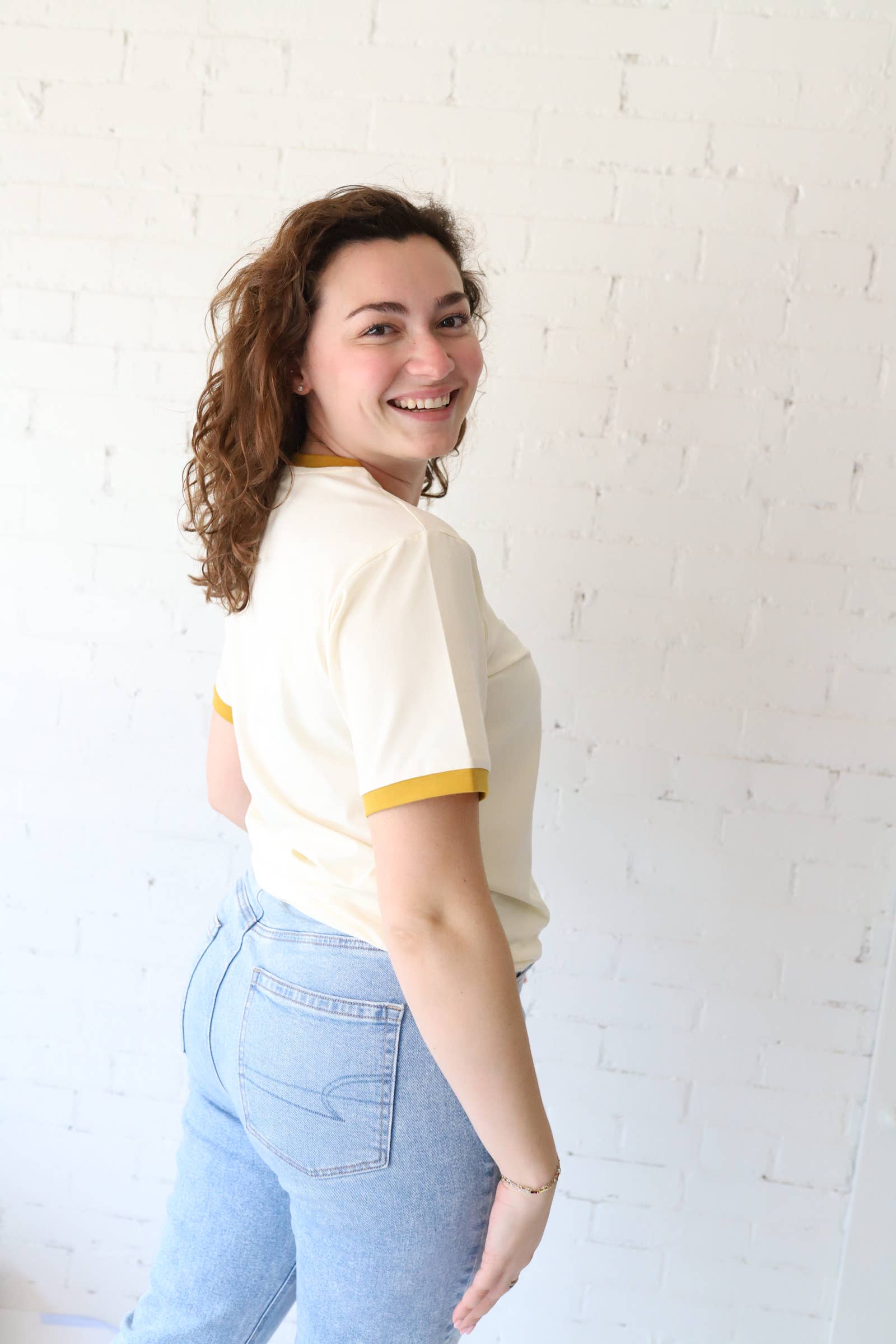 Polished Prints - Vente Chemise – femme - T-shirt classique pour femme avec bord contrasté en moutarde, T-shirts vierges3