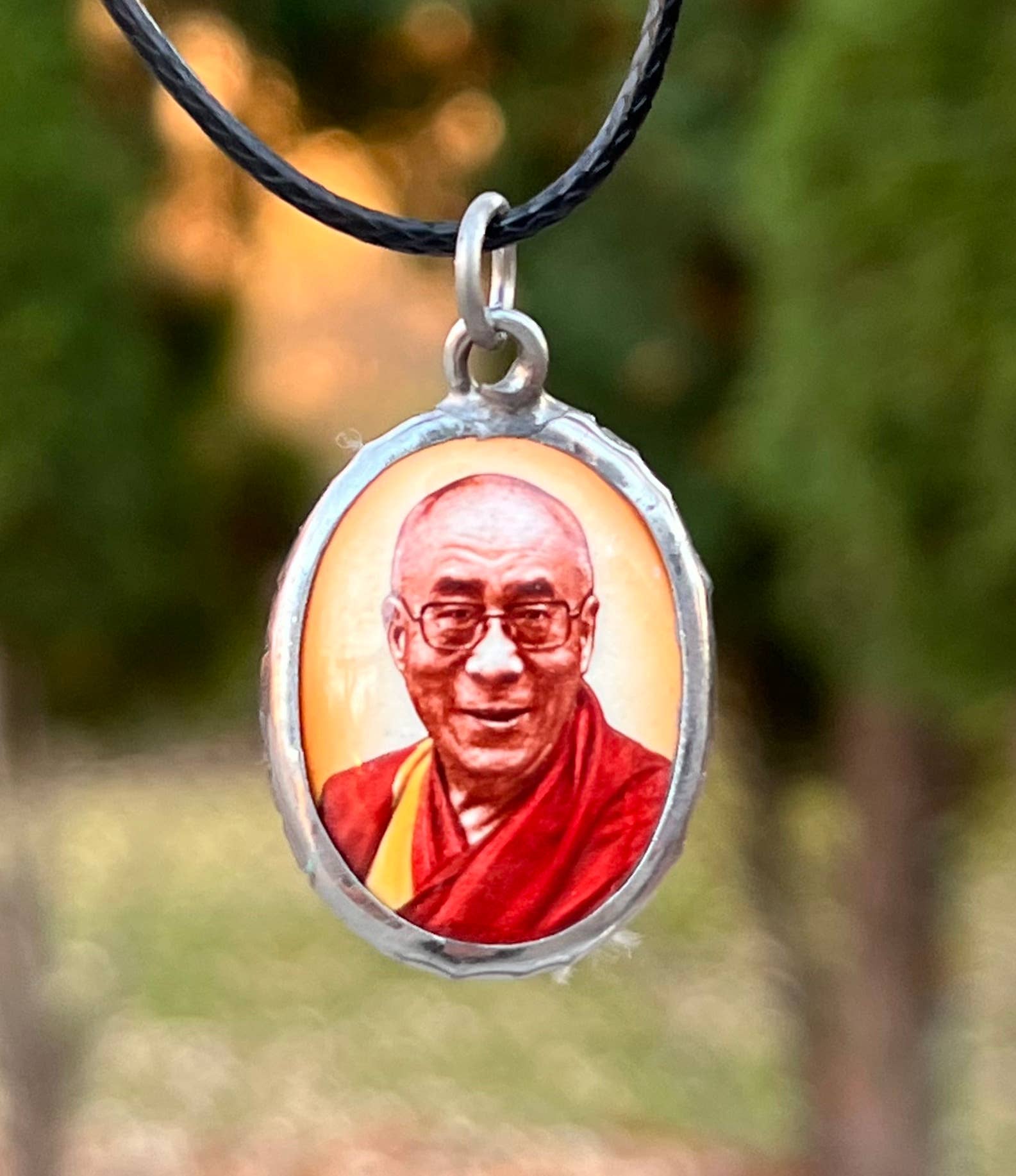 Lungta Imports – Colar pingente/pendente por atacado – Dalai Lama Pendente Esmalte Yoga Fio Jóias7