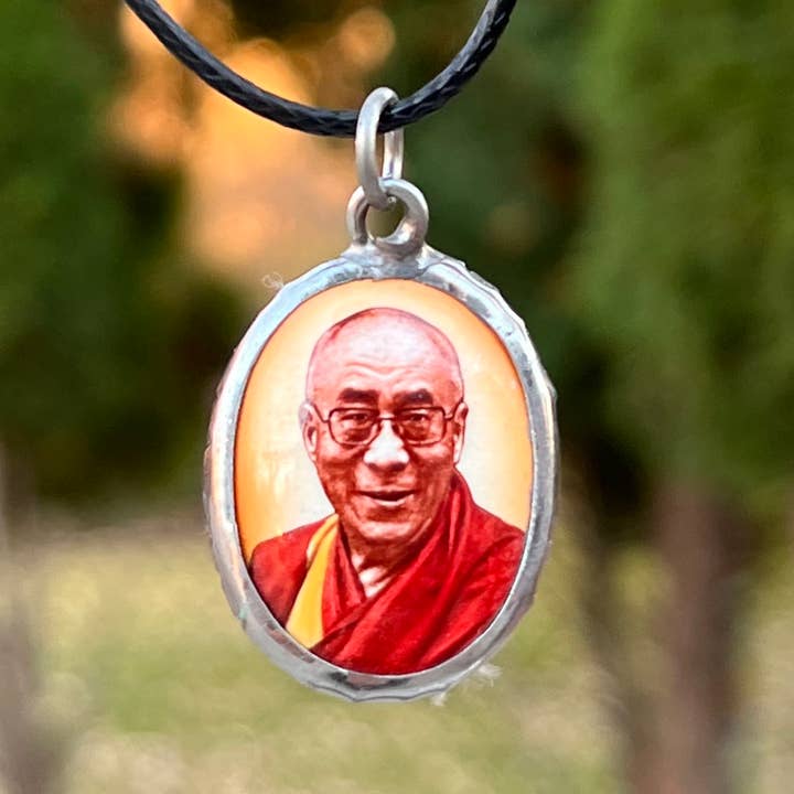 Lungta Imports – Colar pingente/pendente por atacado – Dalai Lama Pendente Esmalte Yoga Fio Jóias7