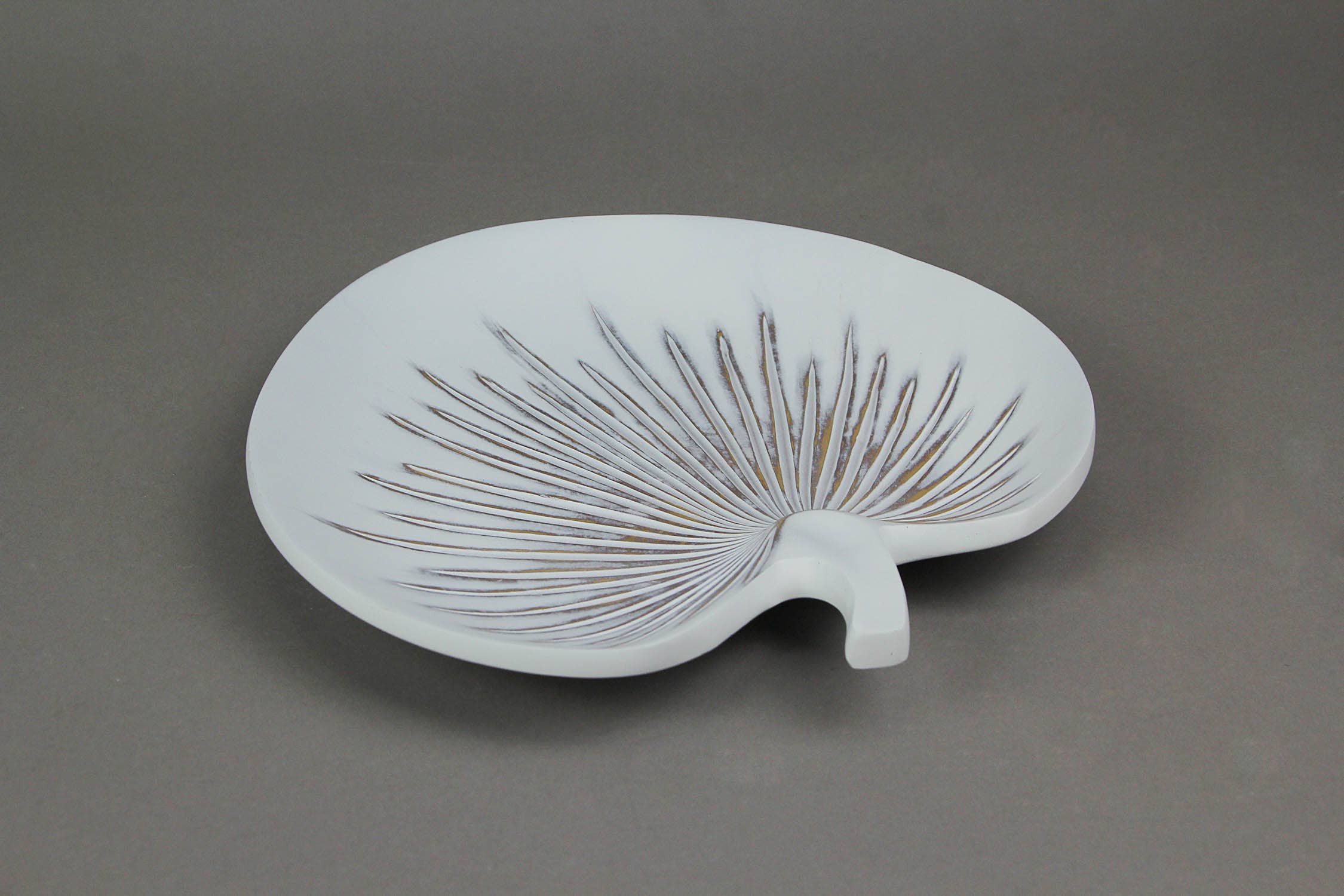 Things2Die4 – wholesale Decorative plate/dish/bowl – Antiqued White Tropical Fan Palm Leaf Decorative Ceramic Plate1