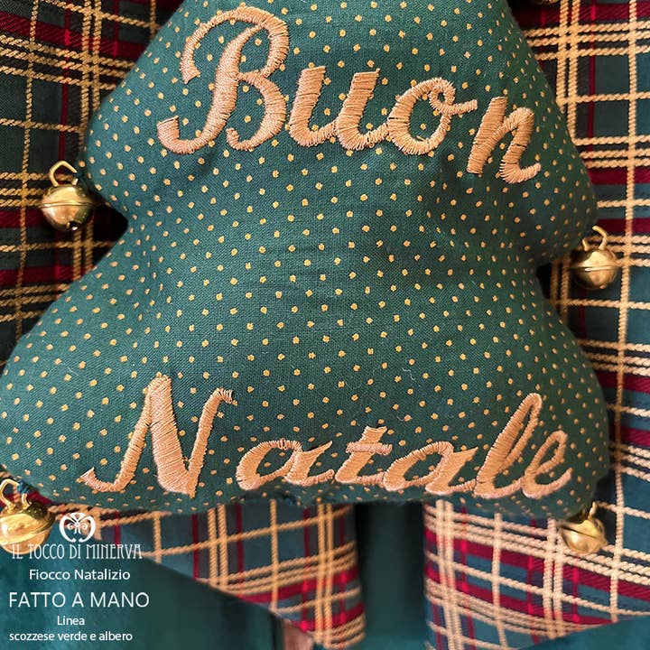 Fiocco Natalizio dietro porta Linea scozzese e albero di natale - Fatto a Mano per la vendita all'ingrosso da parte di Il Tocco di Minerva