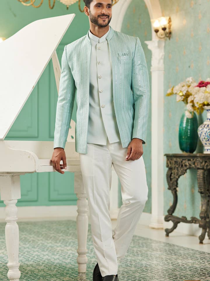 Abito tradizionale Jodhpuri in seta d'arte azzurro chiaro con giacca e pantaloni per uomo per matrimonio - Ricamo a filo per la vendita all'ingrosso da parte di HATKE BRIDE