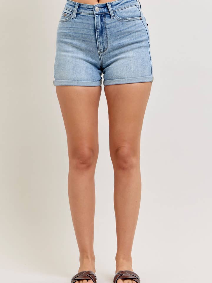 Shorts Judy Blue taille haute délavage clair avec poche pour téléphone portable pour la vente par Watermelon Apparel