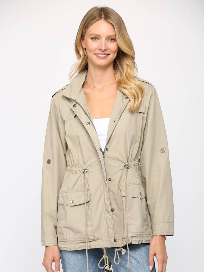 JAQUETA DE UTILITÁRIO DE CINTURA COM CORDÃO AJUSTÁVEL (FJ6199) por atacado de FATE