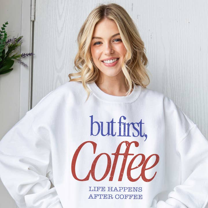 MAIS D'ABORD, CAFÉ Sweat-shirt graphique surdimensionné pour la vente par BLUME & CO.