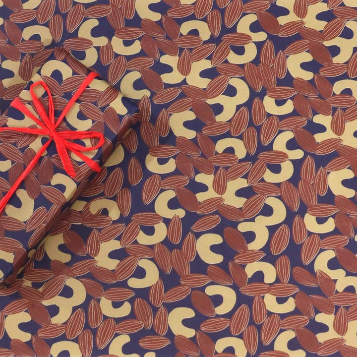 Geschenkpapier mit Mandel- und Cashewkernen für den Großhandel von REGARO PAPIRO