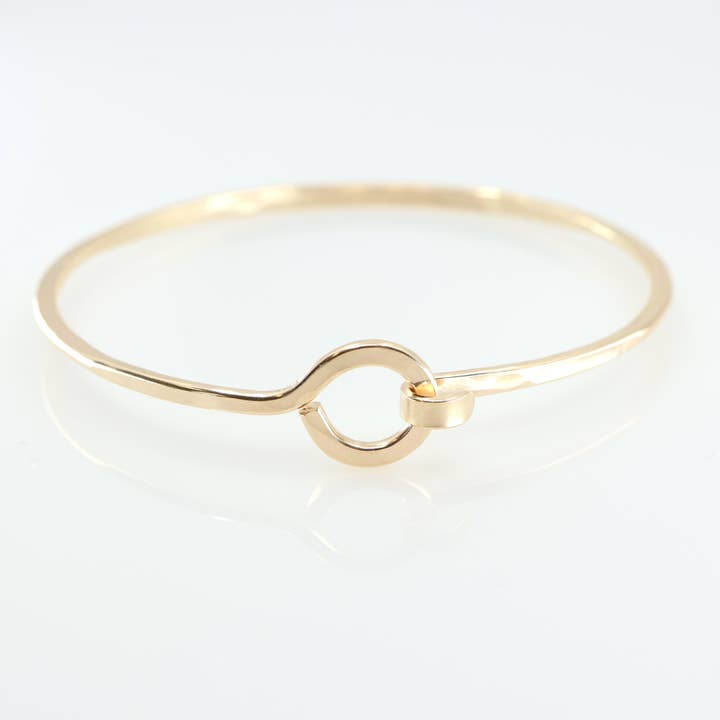 Bracciale rigido in metallo pesante con chiusura a cerchio. per la vendita all'ingrosso da parte di J. Mills Studio