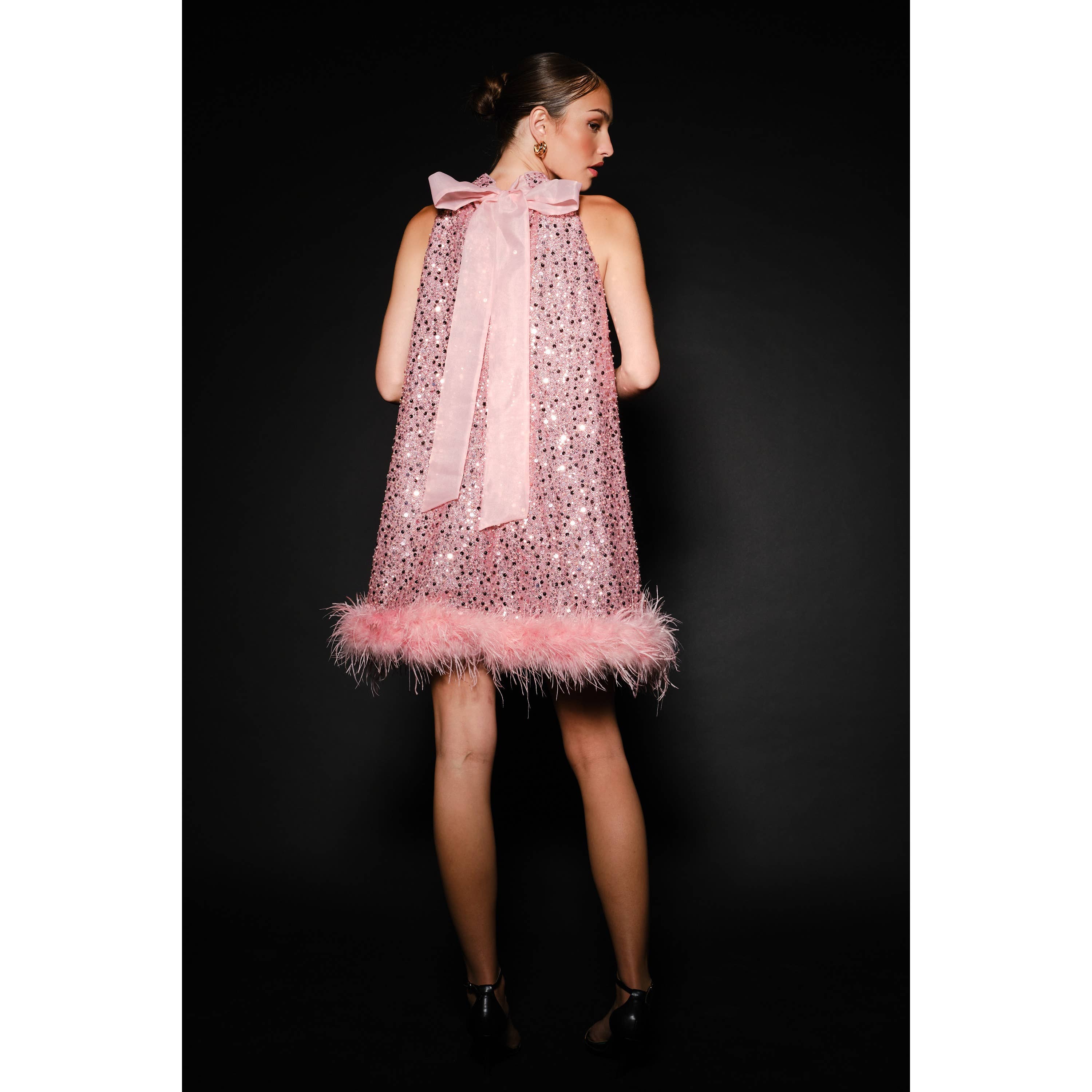 INA – Vestido - Mulher por atacado – Vestido Mini Halter com Laço nas Costas e Apliques de Lantejoulas e Penas15