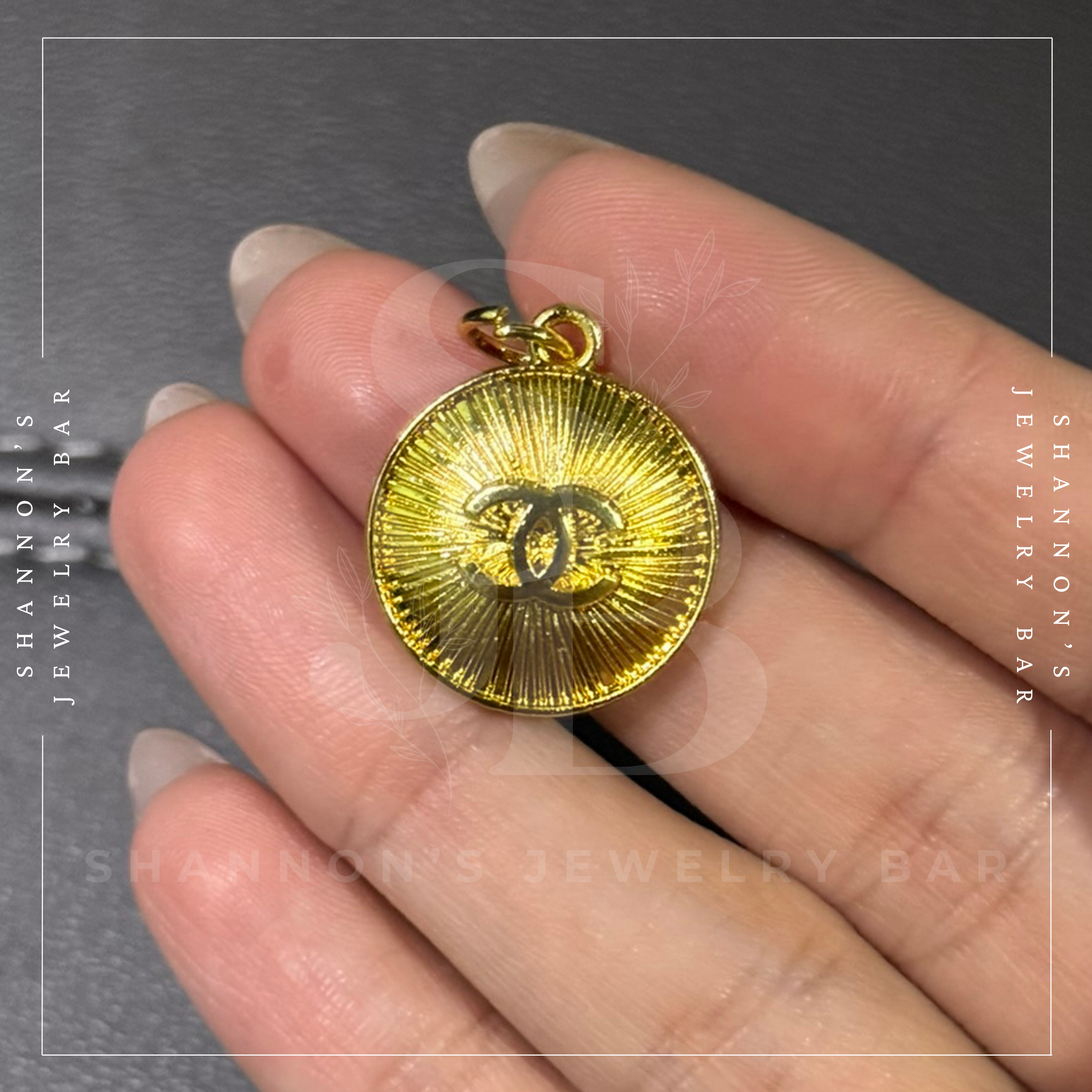 Shannon's Jewelry Bar - Vendita all'ingrosso Ciondolo/pendente - CHANEL Ciondolo con Cerniera Oro CC Rotondo 20mm6