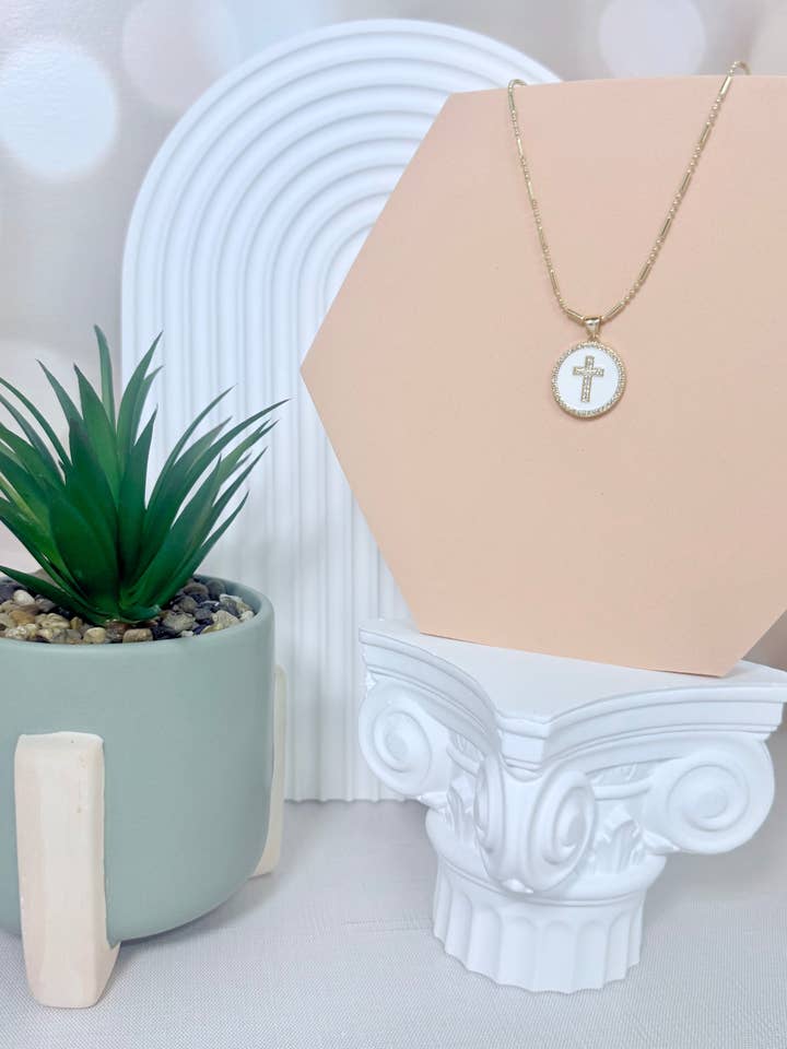 Croix Blanche en Pierre Précieuse pour la vente par NEM Designs