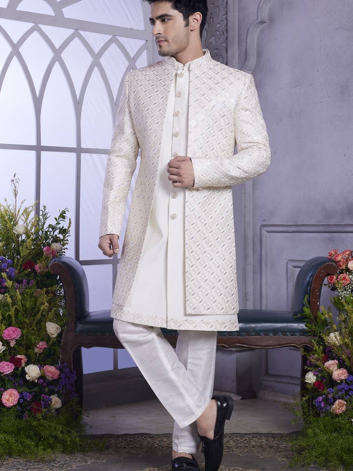 Kurta Sherwani Traditionnel Indo Western en Soie Art Crème avec Veste & Pantalon pour Hommes pour Mariage - Broderie pour la vente par HATKE BRIDE