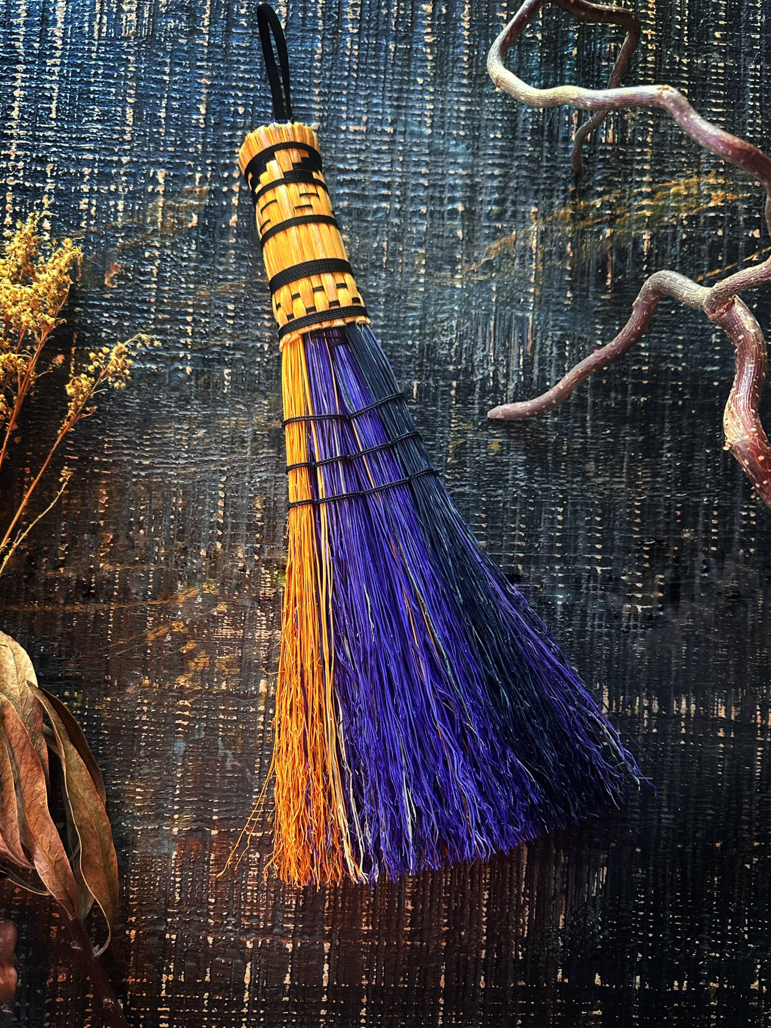 Keven Craft Rituals LLC - Vendita all'ingrosso Scope - Scopa a mano cucita con manico intrecciato e tinto a mano0