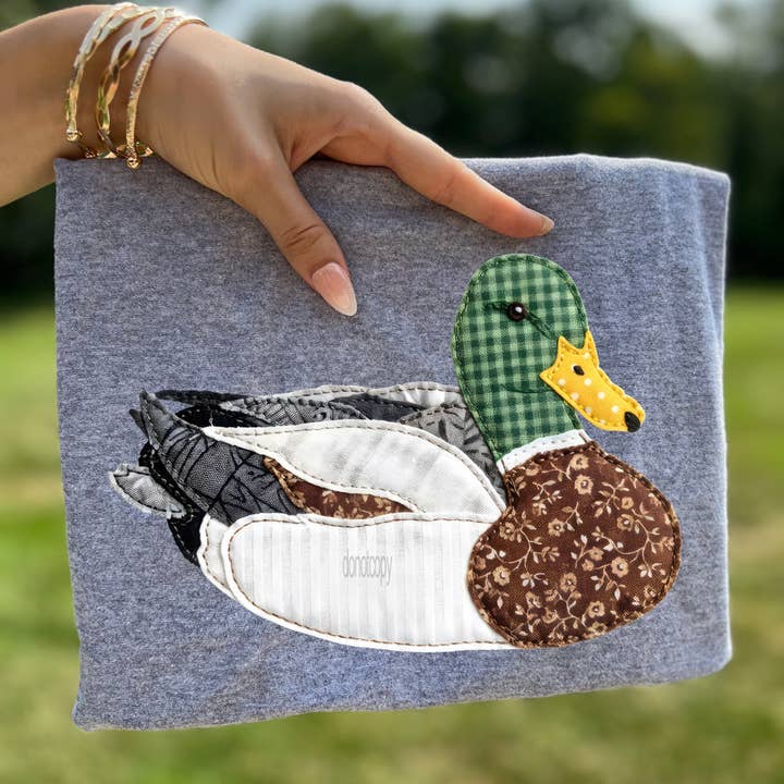 Faux Patchwork Zittende Wilde Eend T-shirt voor wholesale door Trendy Tee Co.