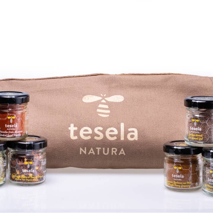 TESELA NATURA, S.L. - Venta al por mayor Cesta de comida de regalo - TESELA Kit sales y especias con delantal