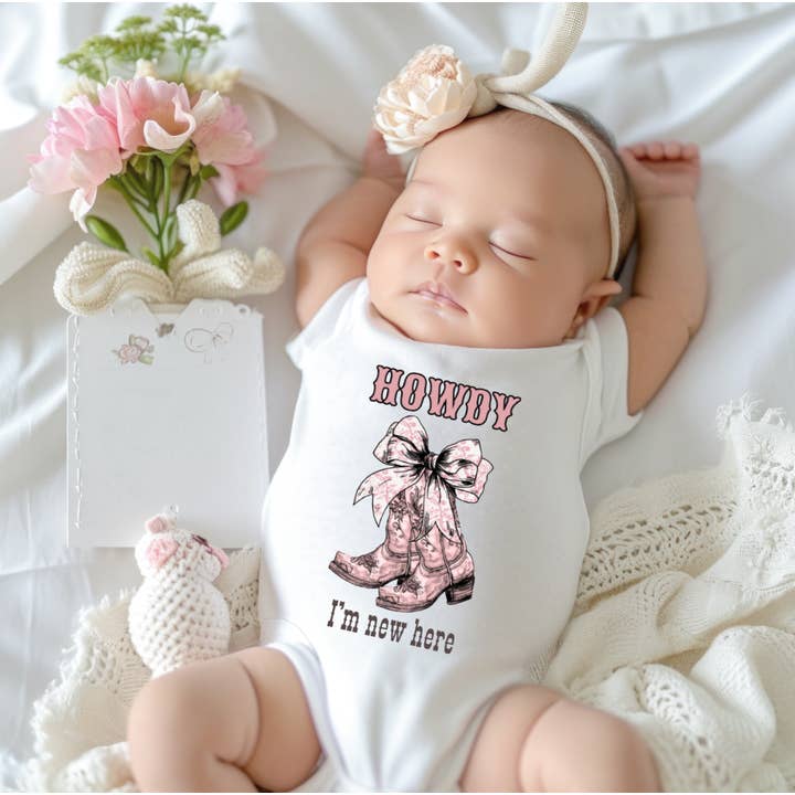 Howdy I'm New Here, Toile Cowboy Boots Newborn Baby Underkläder för wholesale av AvaryMaeInspirations