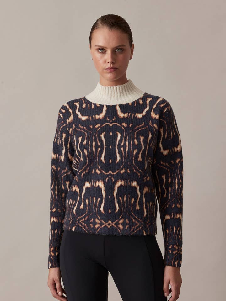 Pull en maille pour femme à imprimé animalier avec col contrastant montant pour la vente par Looks By Wolfgang Joop
