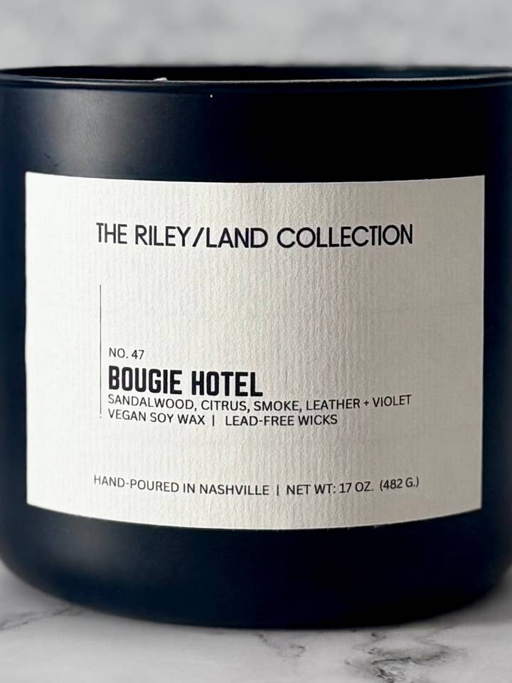 VELA DE SOJA BOUGIE HOTEL | HUMO, CUERO + SÁNDALO | 17OZ para venta al por mayor de THE RILEY/LAND COLLECTION