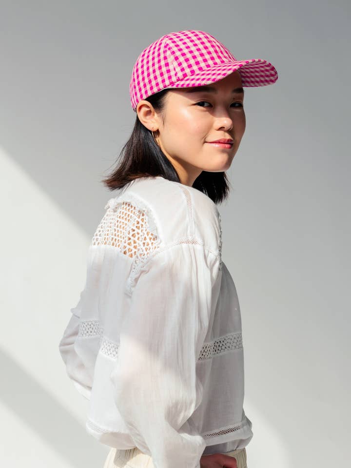 Linnen pet met gingham - Roze voor wholesale door LeTovah