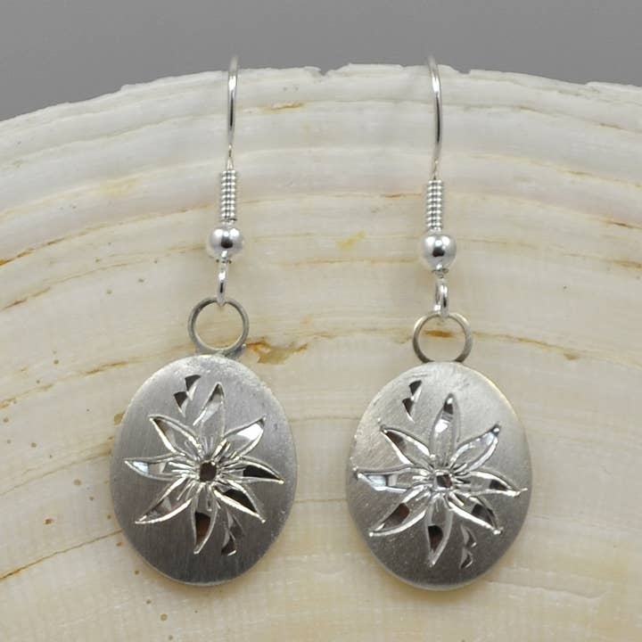 December Månadens blomma Ovala Tenn Örhängen för wholesale av Nobska Craftsmen