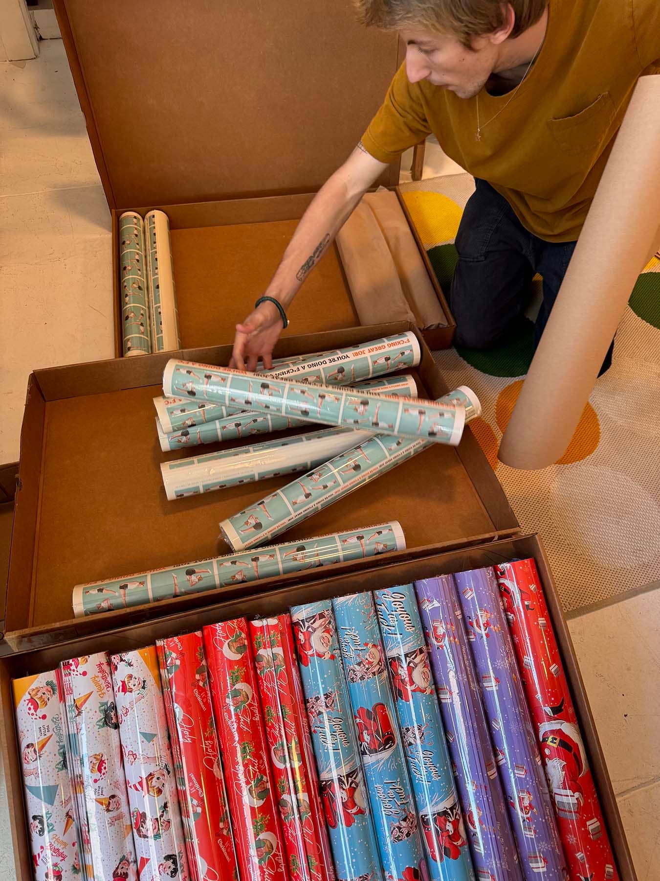 offensivedelightful - Venta al por mayor Sobre de papel de regalo - ¡VIEJA ZORRA! papel de regalo de cumpleaños de 2 caras / rollos de 26