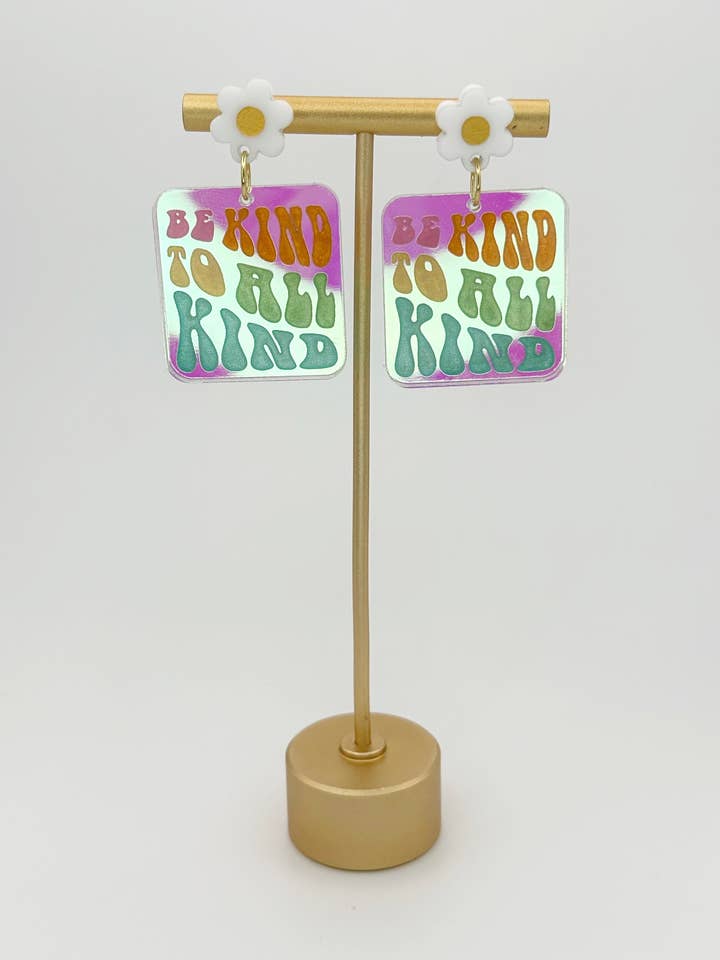Akryl „Be Kind“ øreringe for engroshandel hos Rayne Cloud Creations