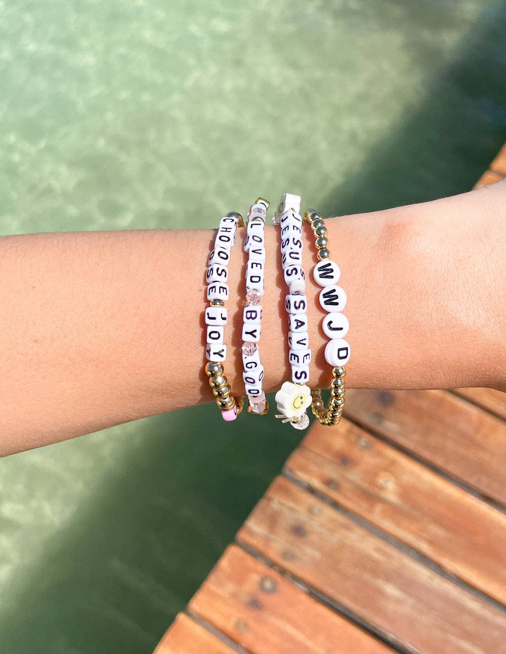 Elevated Faith - Vendita all'ingrosso Bracciale con perline - Bracciale con lettera «Loved By3