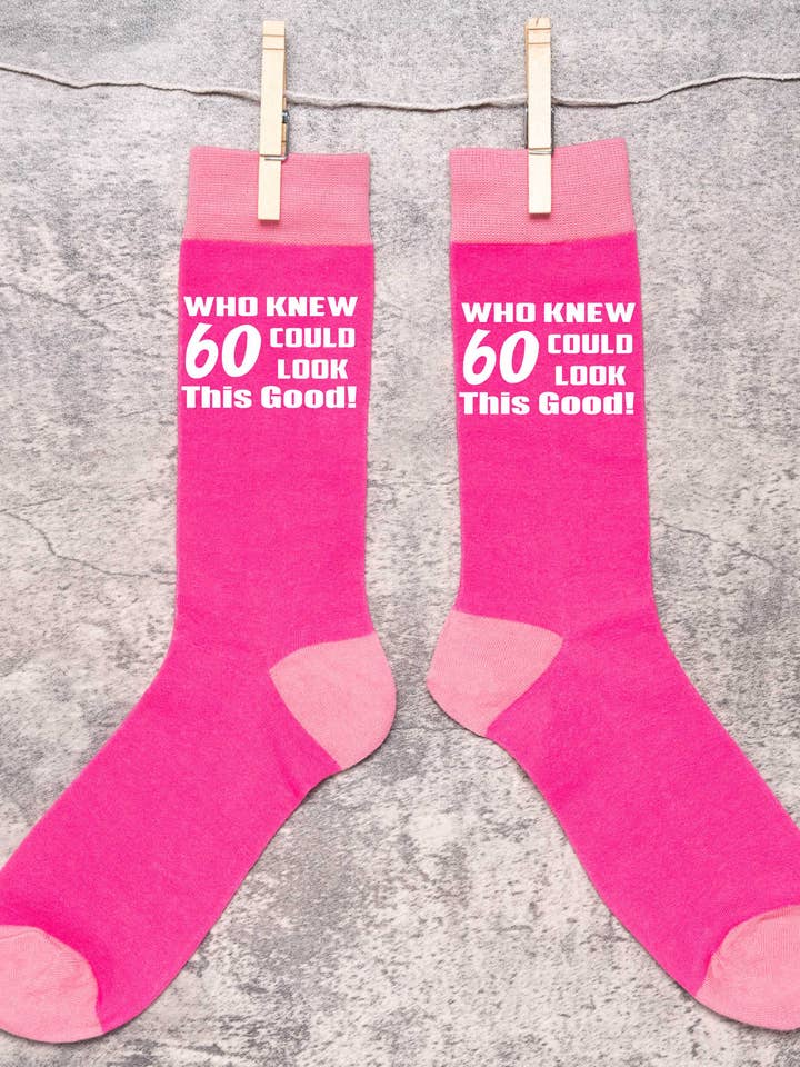 Chi sapeva calzini divertenti rosa da donna per il 60° compleanno regalo originale per la vendita all'ingrosso da parte di Print4U