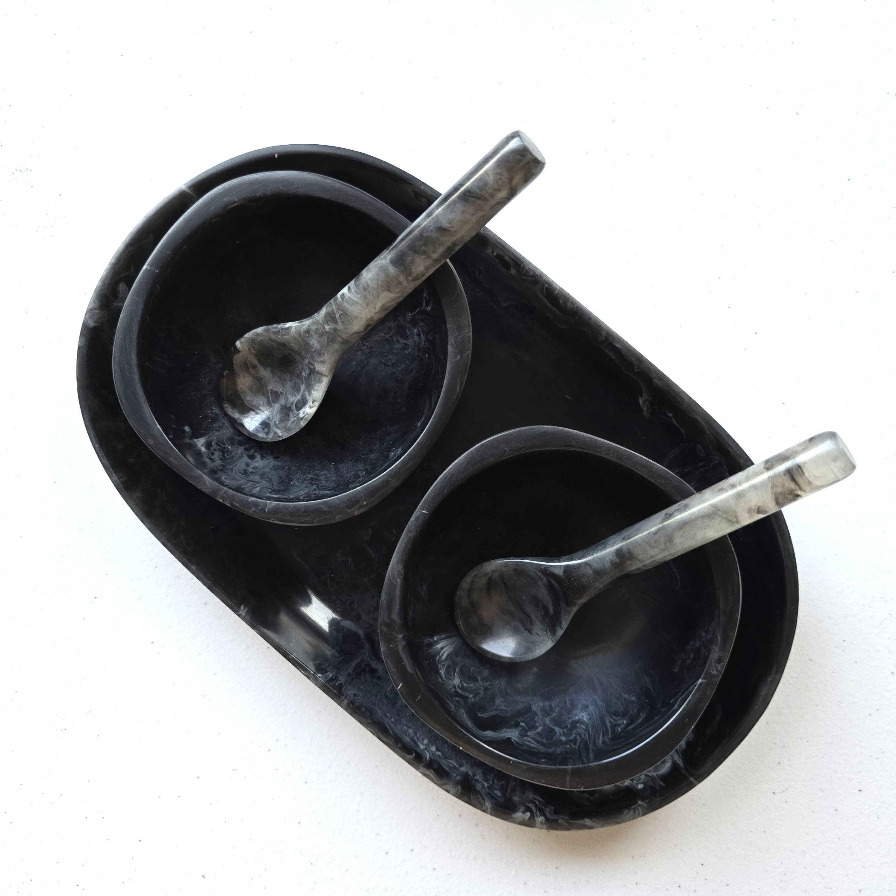 Gibb & Daan – Engroshandel Serveringsbakke – Lille serveringsbakke med 2 skåle og skeer - Håndhældt harpiks7