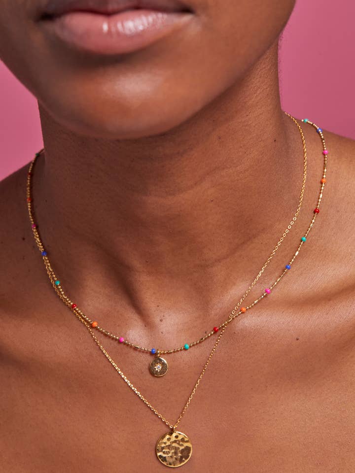 Collier pendentif disque martelé pour la vente par Estella Bartlett