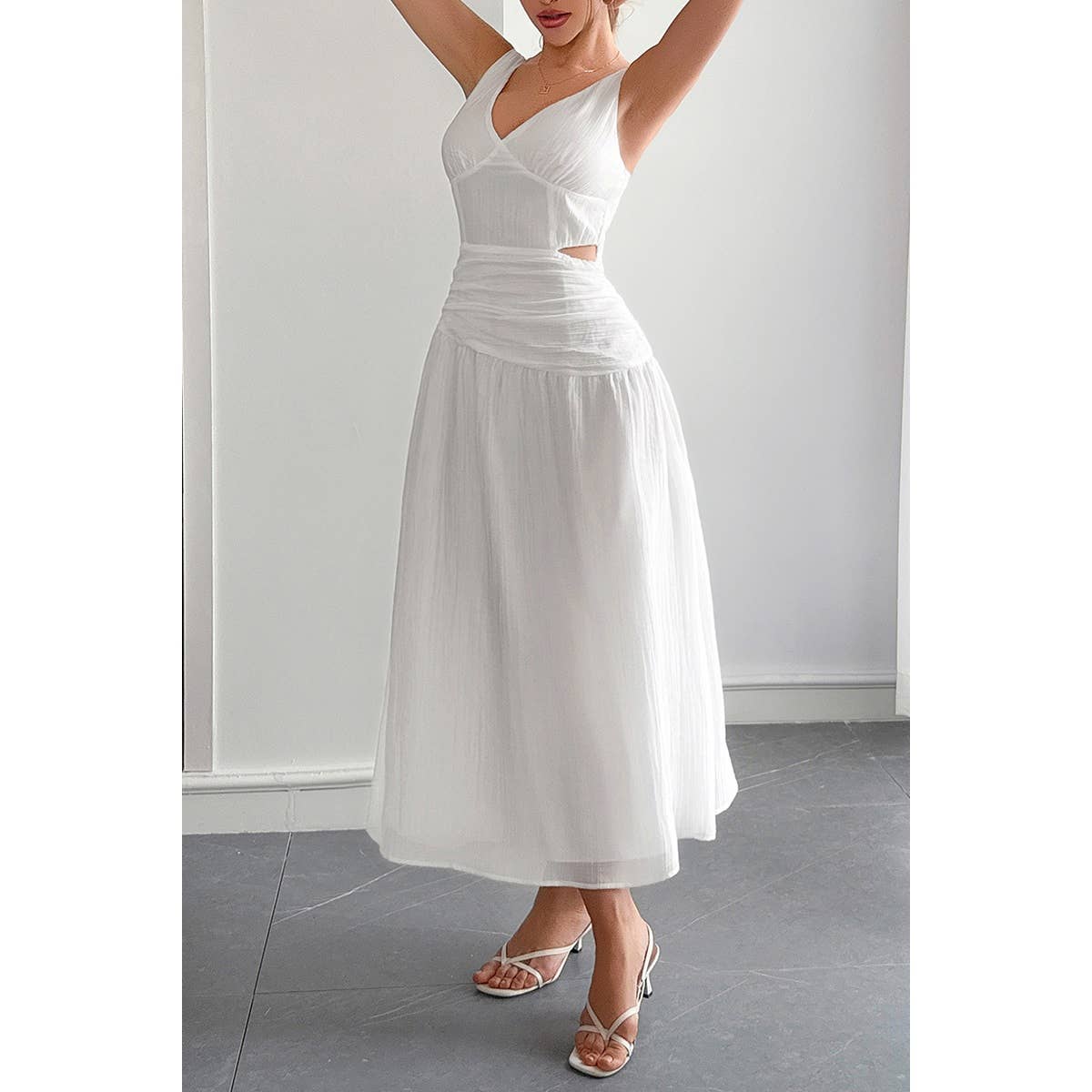 Supreme Fashion – Großhandel Kleid – Damen – Solides Midikleid mit V-Ausschnitt, Cutout und ärmellos9