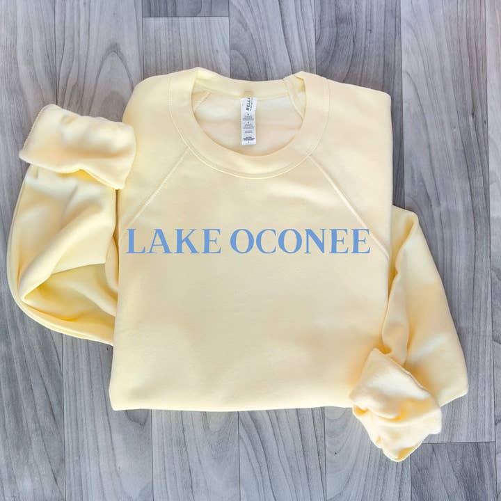 Sweat-shirt jaune en toile Blue Signature avec nom de lac personnalisé pour la vente par Lake and Local Wholesale
