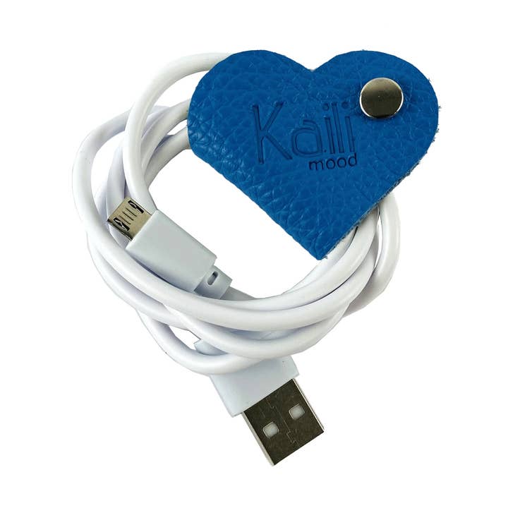 K0039OB | Avvolgicavo Cuore Made in Italy in Vera Pelle pieno fiore, grana dollaro - Colore Azzurro - Dimensioni: cm 5 x 8 x 0,5 - Confezione: Gift Box rigido fondo/coperchio per la vendita all'ingrosso da parte di Kaili mood / RENATO BORZATTA - Italy since 1978 -