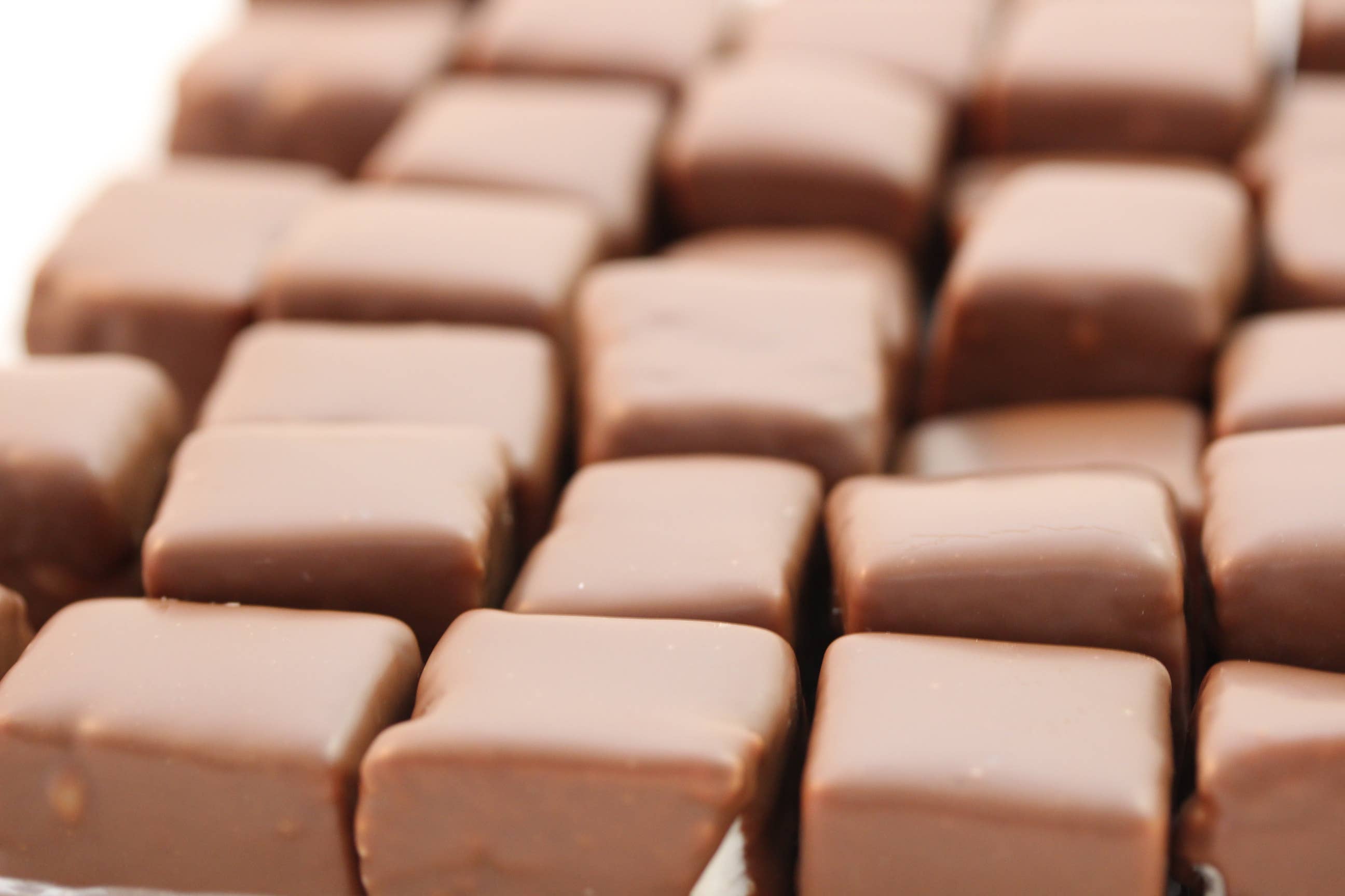 Royale Normande Chocolaterie – wholesale Chokladtäckta godisar – Hemgjorda marshmallows täckta med mjölkchoklad, 100 g påse7