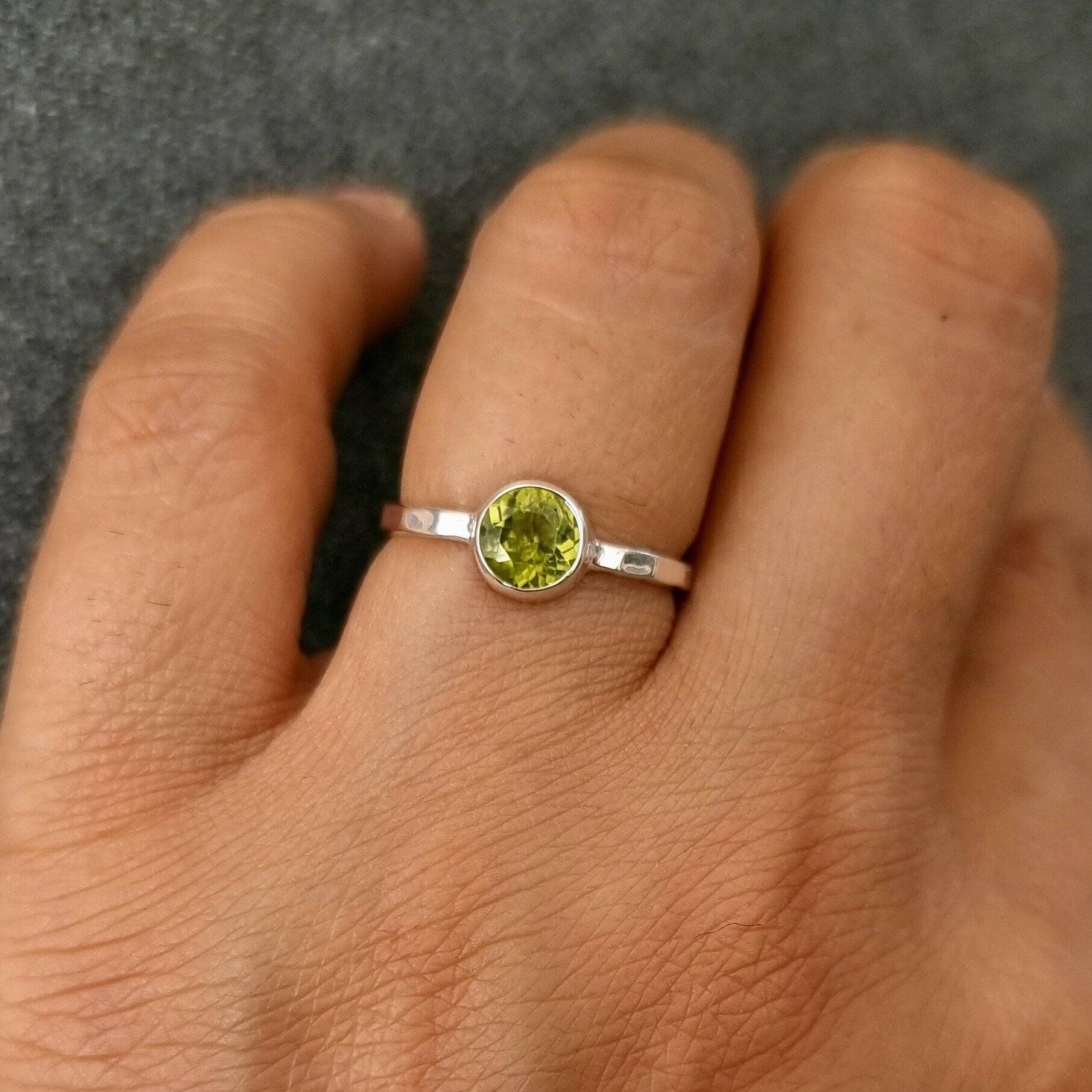 Mistry Gems - Vendita all'ingrosso Anello midi/a fascia - Anello Delicato con Peridoto Rotondo Sfaccettato da 6mm | Argento 925 Martellato5