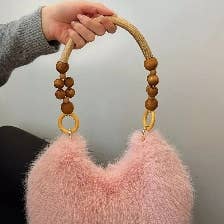 Kvinnors plyschkudde underarmsväska – klassisk streetwear-stil för wholesale av Yaya's Luxe Wholesale