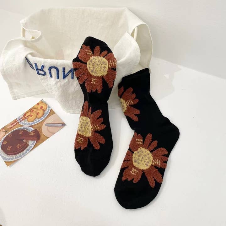 Tourtiwi - Wholesale Socks - Women's - Vintage daisy socks, asymmetric large flower socks0