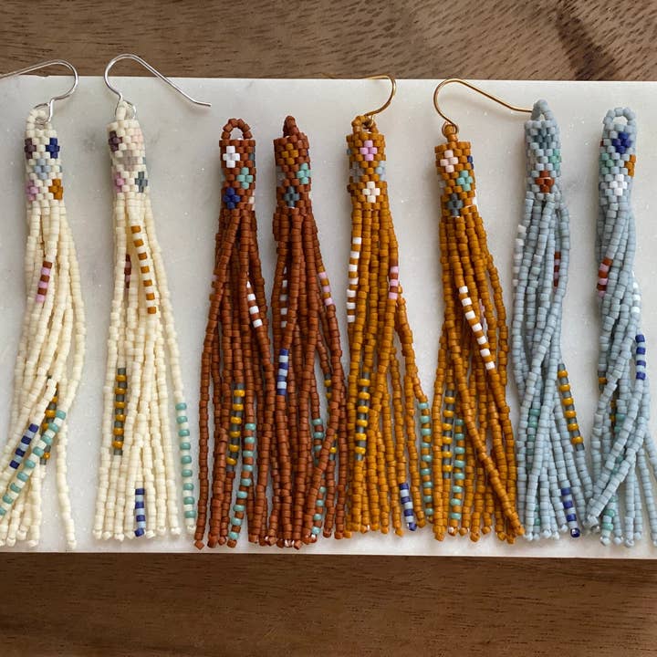 Långsvansade Sally | Handvävda pärlörhängen för wholesale av Blue Raven Handcrafted