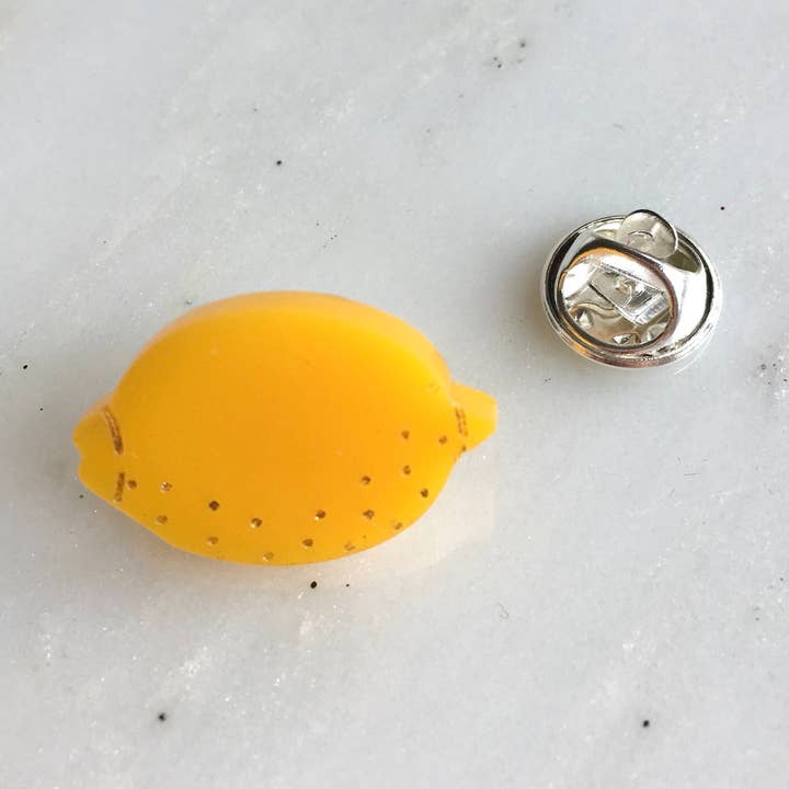 St Clements Appelsiner eller Citroner Pin Badge for engroshandel hos Working Clasp